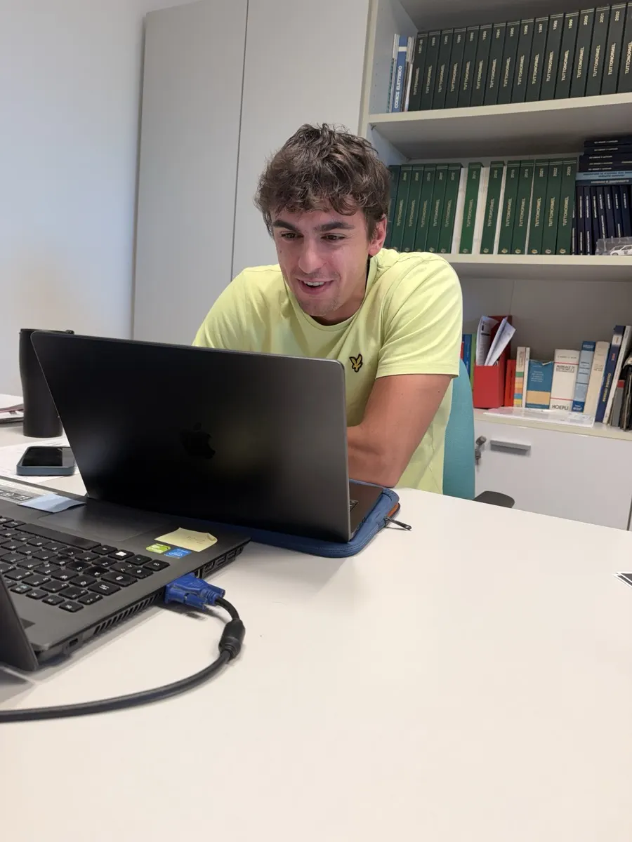 Andrea, ingegnere Ferrari Innovation, mentre prepara una soluzione tecnica