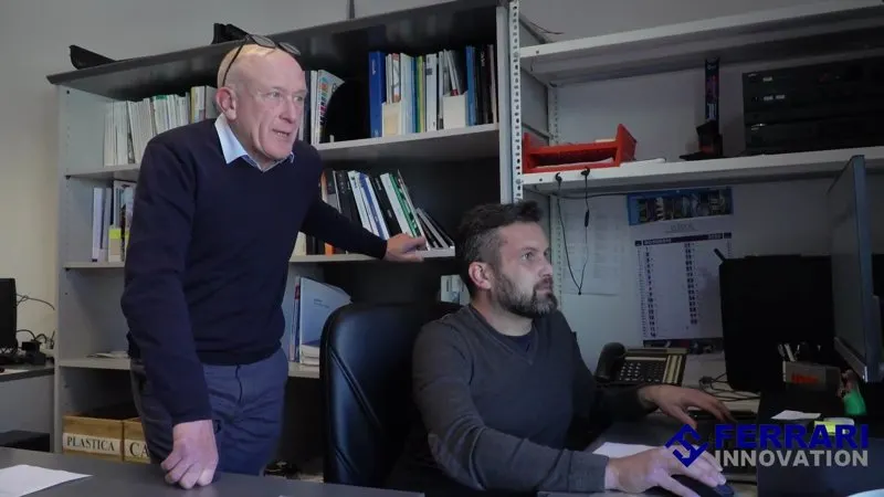 Roberto e Nicola al lavoro nell'ufficio Ferrari Innovation