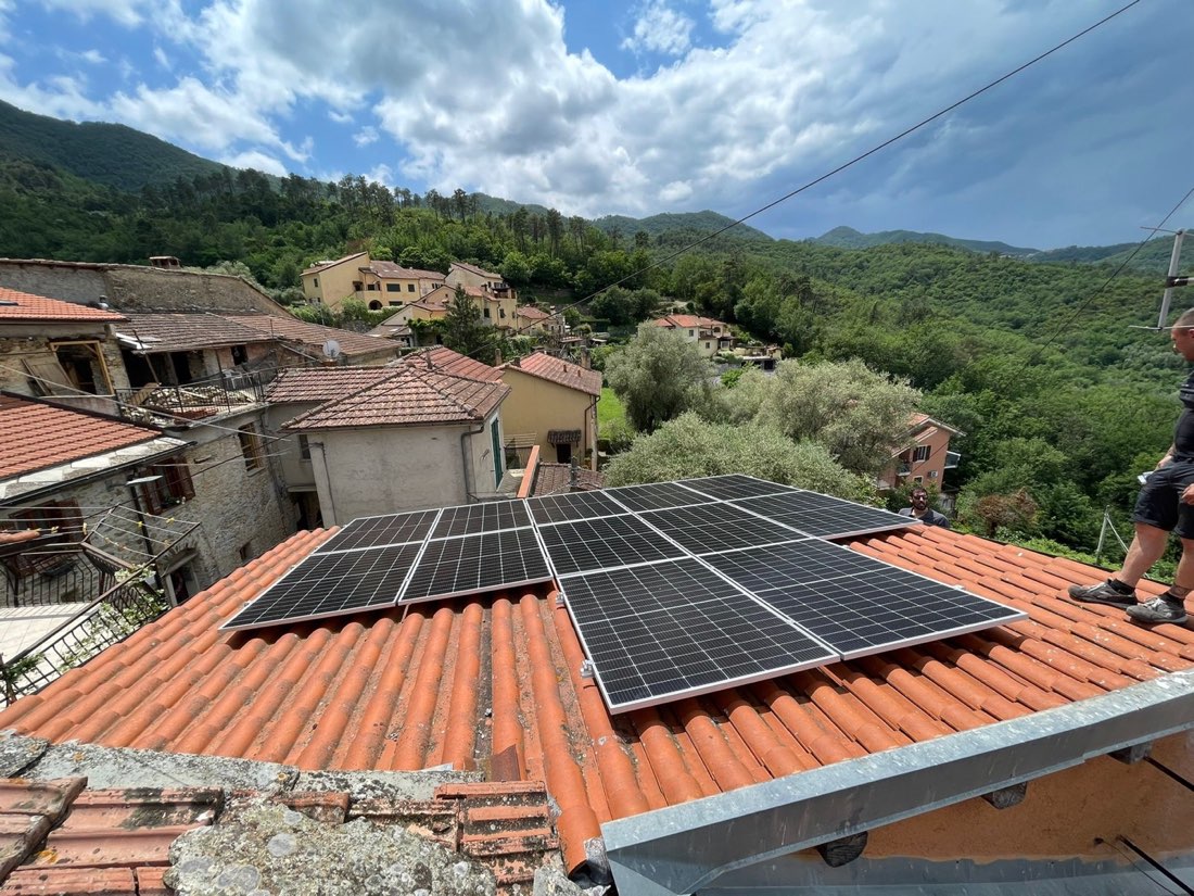 Impianto fotovoltaico installato su una casa nel Ponente Ligure