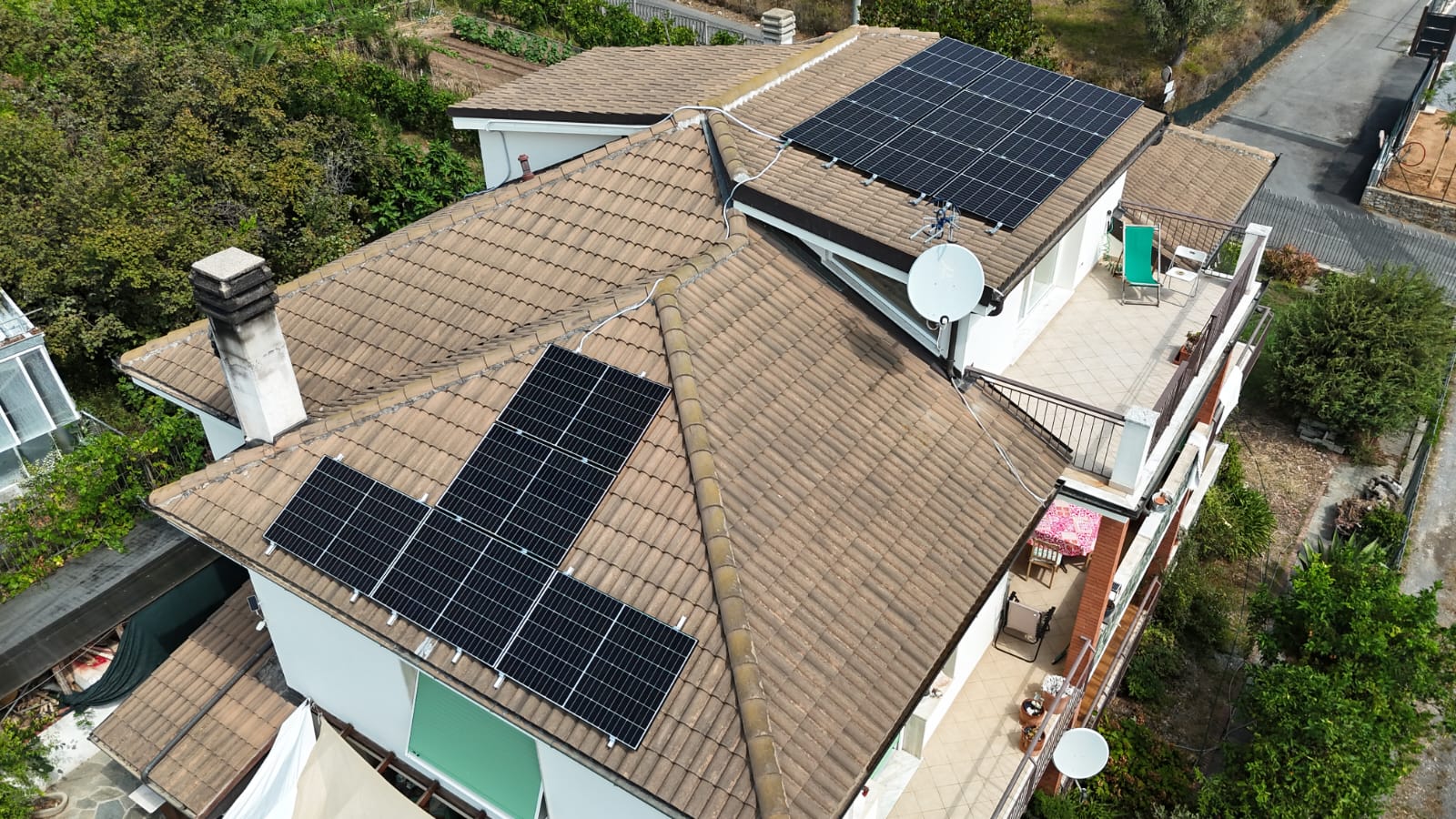 Impianto fotovoltaico visto dall'alto nel territorio di Albenga