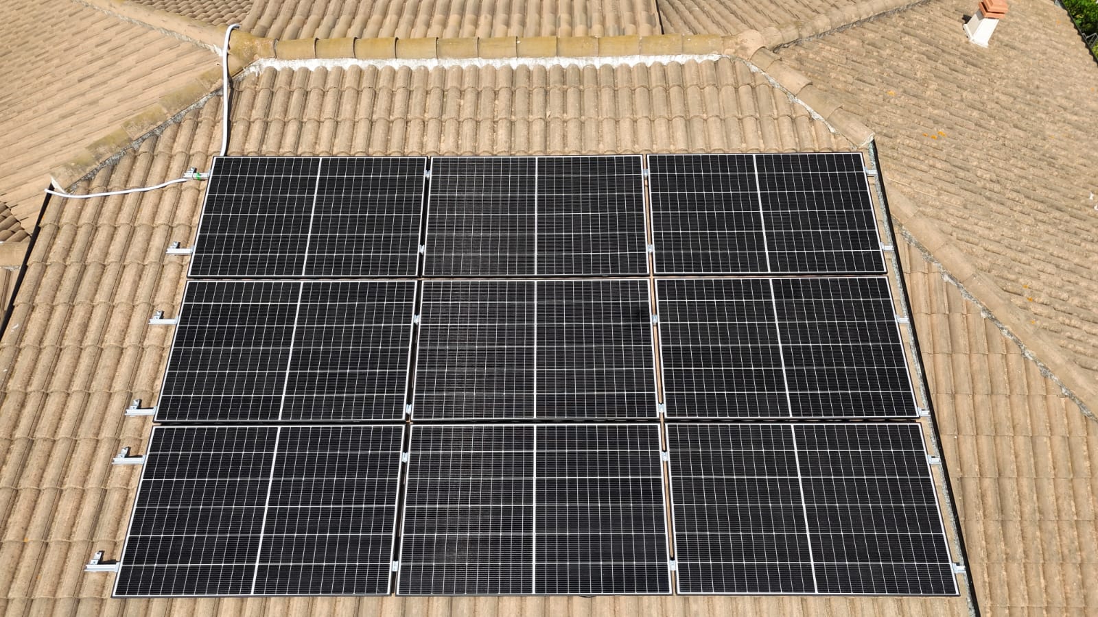Dettaglio dei pannelli fotovoltaici posati su una copertura
