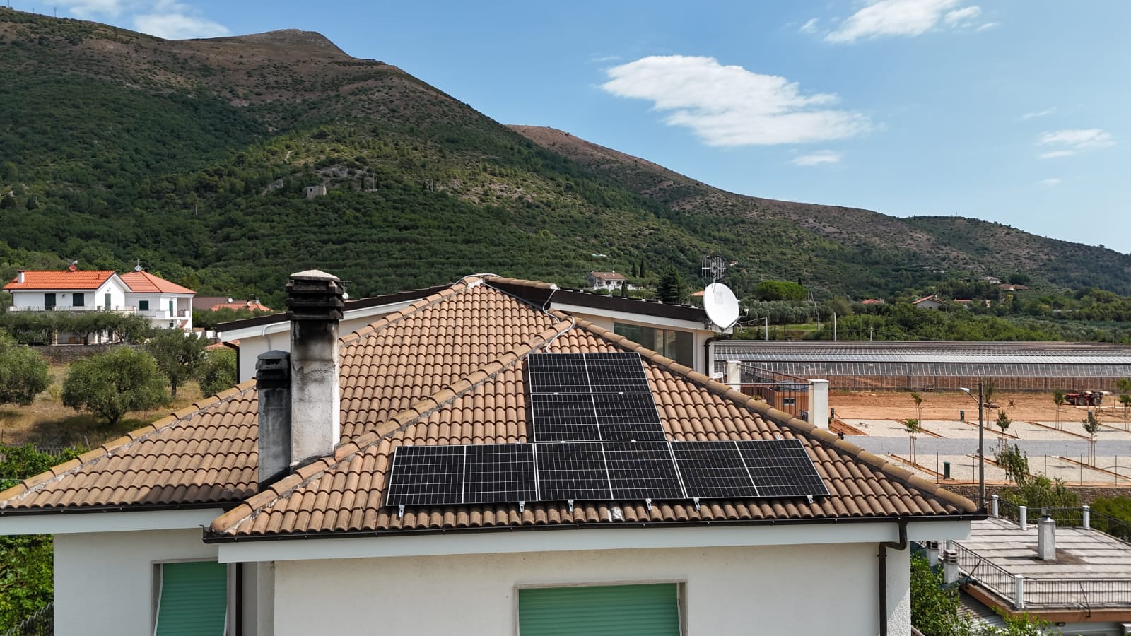 Impianto fotovoltaico nel paesaggio del Ponente Ligure